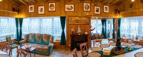 a living room with a couch and a table at ȘURA LU' PĂTRU in Vulcan
