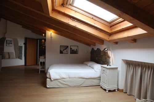 sypialnia z łóżkiem i świetlikiem w obiekcie Casa Trauner Mansarda Saba w Trieście
