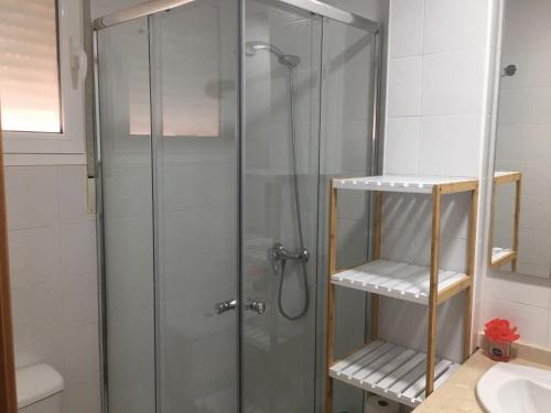 ducha con puerta de cristal y lavamanos en Las Brisas Mojacar Home, en Mojácar