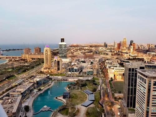 z góry widok na miasto z wysokimi budynkami w obiekcie Serenity Paradise 2BR in Marina w Dubaju