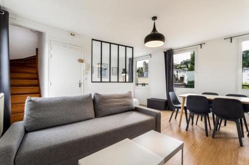 un salon avec un canapé et une table dans l'établissement Le Doux Refuge - Spacieux - 6 pers, au Havre