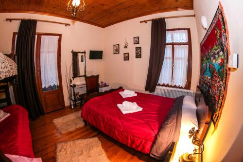 um quarto com uma cama vermelha num quarto em Mylos em Arkochórion