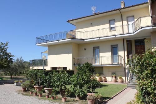 a building with plants in front of it at Agriturismo Casale del Contadino in Bolsena