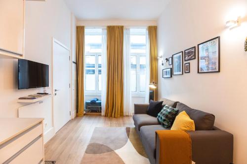 Elegant & Bright Flat by LovelyStay