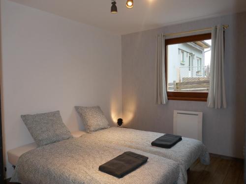 um quarto com uma cama com duas toalhas em Agréable maison à la campagne em Schlierbach