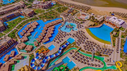 eine Karte eines Resorts mit Pools und Wasserparks in der Unterkunft Titanic Palace in Hurghada