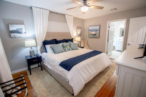 温特黑文Sunrise on Lake Idylwild的一间卧室，里面有一张床和一个吊扇