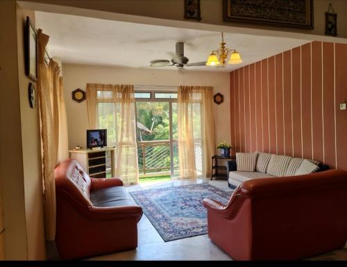 un salon avec deux canapés et une grande fenêtre dans l'établissement Laguna Condo Resort Port Dickson, à Port Dickson