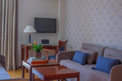 Una televisión o centro de entretenimiento en Delice Hotel - Family Apartments