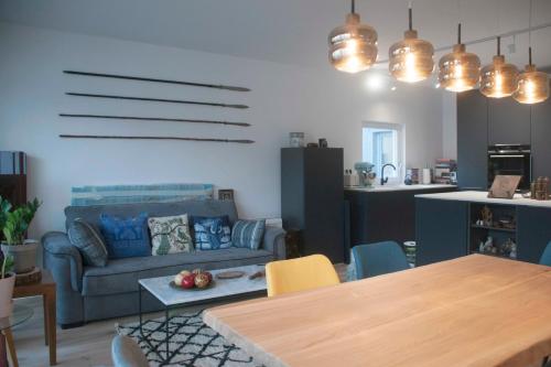 un salon avec un canapé et une table dans l'établissement Nice Apt With Balcony Near Centquatre Paris, à Paris