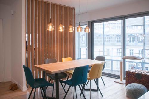 une salle à manger avec une table et des chaises en bois dans l'établissement Nice Apt With Balcony Near Centquatre Paris, à Paris