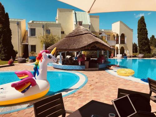 Bazén v ubytovaní Mediterran Apartman with Pool alebo v jeho blízkosti