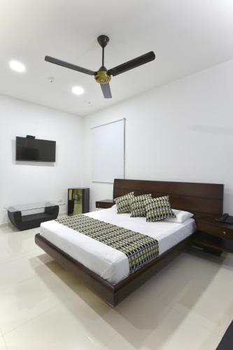 a bedroom with a bed with a ceiling fan at Hotel Florida Sincelejo in Sincelejo