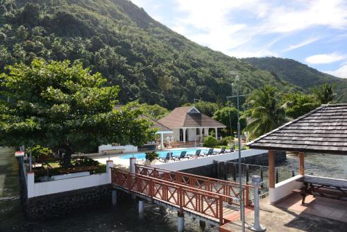 a view of a resort with a mountain in the background at Pension de famille HITI MOANA VILLA in Papara