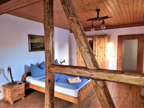 1 Schlafzimmer mit 2 Etagenbetten in einer Hütte in der Unterkunft Siggis Pension - Apartments in Ostseebad Sellin