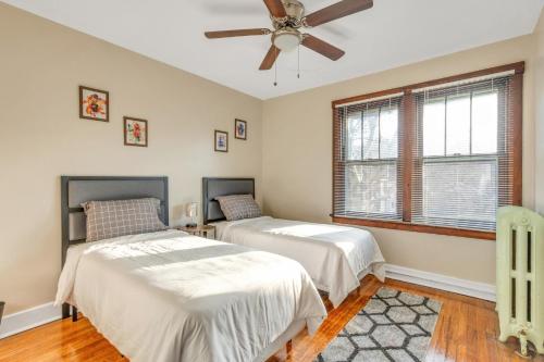 um quarto com 2 camas e uma ventoinha de tecto em "NEW LISTING" Spacious 3 bedroom Large Home Close to Downtown, Oakland, & East Liberty! home em Pittsburgh