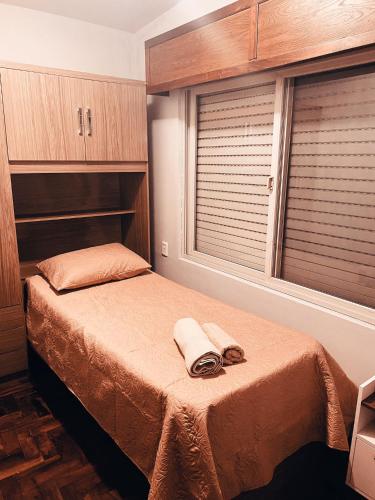um quarto com uma cama com duas toalhas em El Refugio - Hotel Mariscala em Mariscala