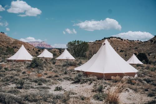 een groep witte tenten in de woestijn bij Wander Camp Bryce Canyon - Escalante in Cannonville