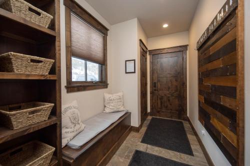 un vestidor con banco y puerta en Spacious Elegance, 5 en-suites, hiking trail to town, packed with amenities!, en Breckenridge