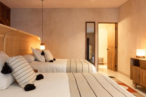 Habitación de hotel con 2 camas y 1 dormitorio en Casa Antonieta en Oaxaca de Juárez