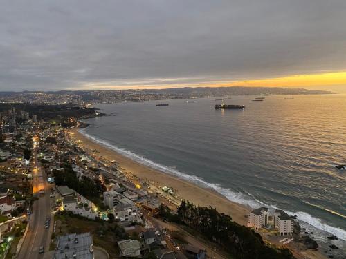 uma vista aérea de uma praia ao pôr-do-sol em Departamento studio con exquisita vista em Viña del Mar