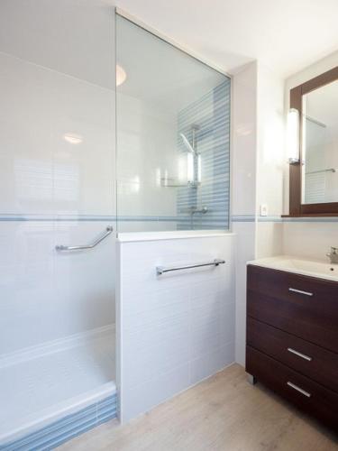 une salle de bain avec une douche en verre et un lavabo dans l'établissement Les jardins de la Côte d'azur, à Saint-Mandrier-sur-Mer