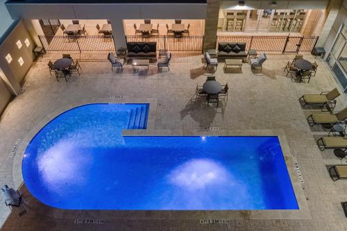 an overhead view of a swimming pool in a building at Holiday Inn Express & Suites Memorial – CityCentre by IHG in Houston