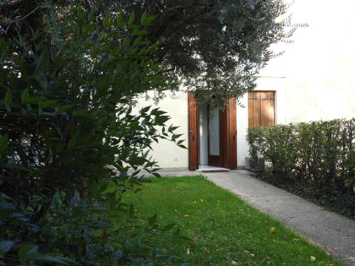 una puerta a una casa con un patio de césped en Morena Studio Apartment, en Asolo
