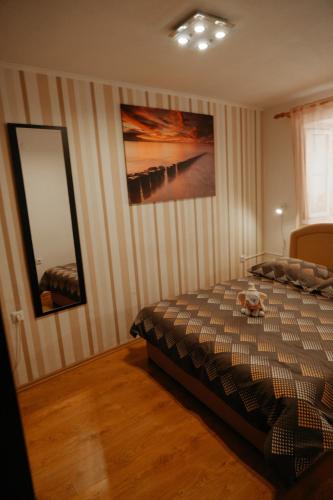 Un dormitorio con una cama y un cuadro en la pared. en Split Centre Apartment, en Split