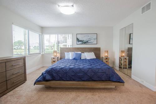 Postel nebo postele na pokoji v ubytování Golf and Tennis Community - Stunning Sunset Scenes