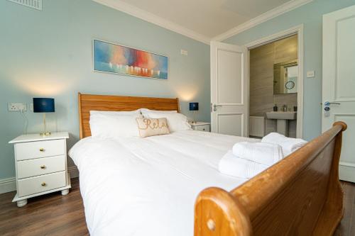 Una cama o camas en una habitación de Five Ferns House