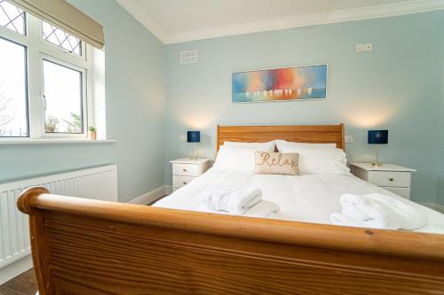 Una cama o camas en una habitación de Five Ferns House