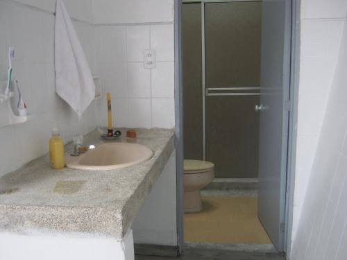 馬尼薩萊斯的住宿－ANGIE`s HOUSE，浴室配有盥洗盆、淋浴和卫生间