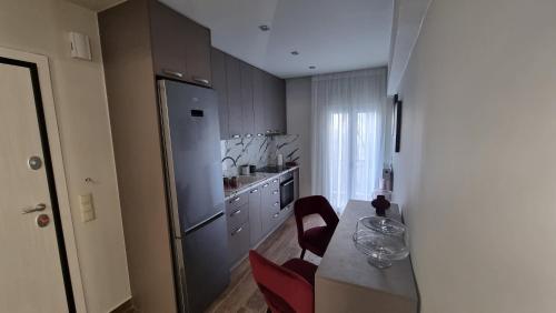 - une cuisine avec une table et des verres à vin dans l'établissement Deka luxury apartment, à Tríkala