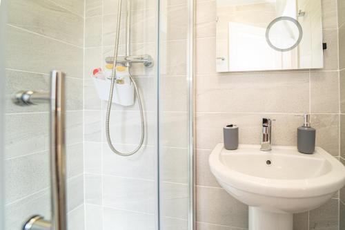 Un baño de Five Ferns House