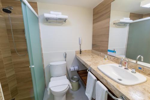 a bathroom with a toilet and a sink at Rio Quente Resorts - Hotel Turismo in Rio Quente