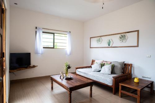 Televisyen dan/atau pusat hiburan di Nautilus Surf & Yoga Villas Santa Teresa