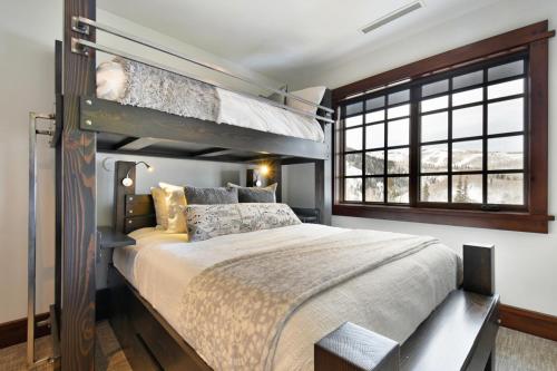 Giường trong phòng chung tại Arrowleaf Lodge - 3 Bed Condo #311