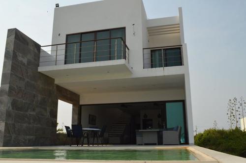 una casa con piscina frente a ella en Villas Las Tunas 2 - Yucatan Home Rentals, en Uaymitun