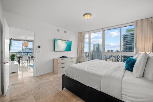 Schlafzimmer mit einem großen Bett und Stadtblick in der Unterkunft High Rise Luxury Ocean Corner Unit 2/2 - Icon Brickell in Miami