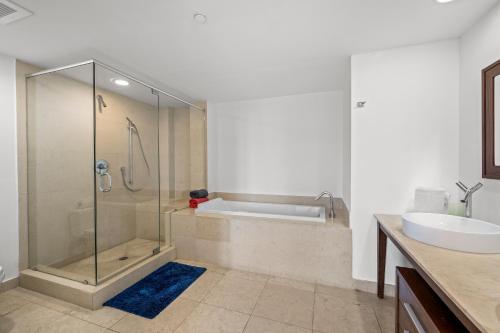 ein Bad mit einer Dusche und einem Waschbecken in der Unterkunft High Rise Luxury Ocean Corner Unit 2/2 - Icon Brickell in Miami