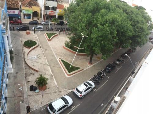 una calle con coches estacionados en un estacionamiento en Amarante Hotel, en Juazeiro