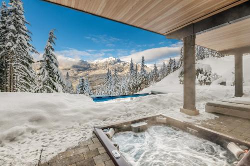 Luxury SKI IN SKI OUT Home Whistler - Pool, Hot tub, Gym, Kadenwood Private Gondola