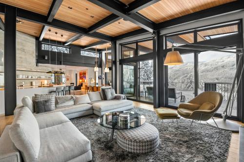 Luxury SKI IN SKI OUT Home Whistler - Pool, Hot tub, Gym, Kadenwood Private Gondola