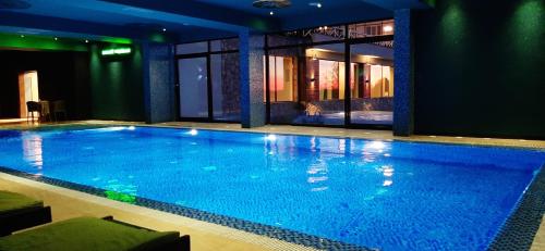 a large blue swimming pool in a building at Kraljevi čardaci, apartman 7/53 in Kopaonik