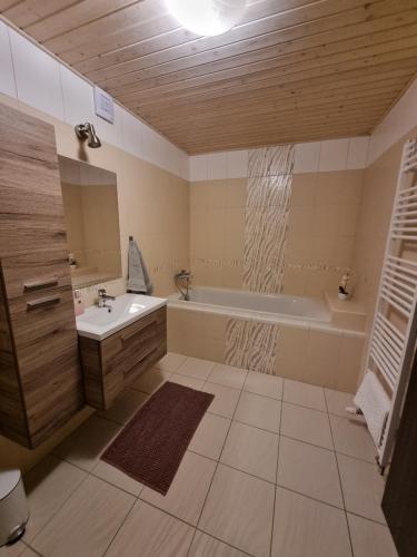 Koupelna v ubytování Vila Almini Drienica Lysa
