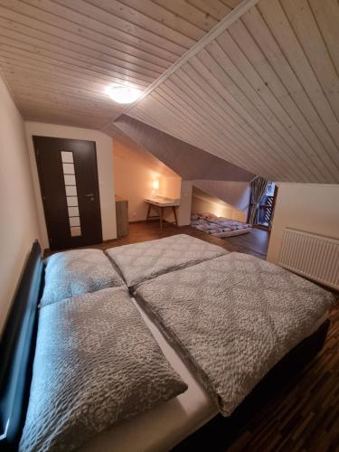 Postel nebo postele na pokoji v ubytování Vila Almini Drienica Lysa