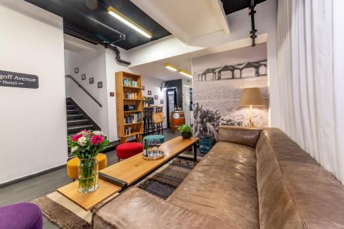 een woonkamer met een bank en een tafel bij Dizengoff Avenue Boutique Hotel in Tel Aviv