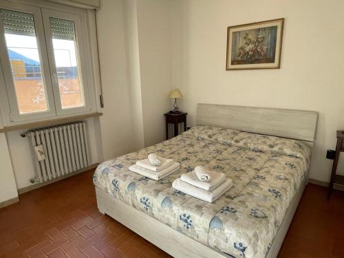 ein Schlafzimmer mit einem Bett mit Handtüchern darauf in der Unterkunft Stella Apartments in Malcesine