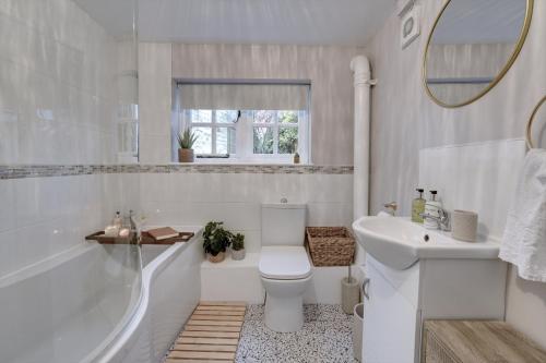 a bathroom with a toilet and a tub and a sink at Tudor Cottage by Spa Town Property - Historic Charm in Warwick Town Centre in Warwick